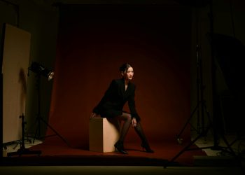 Why Fashion Photography Looks Different on Your Phone: The Mobile vs Desktop Visual Gap